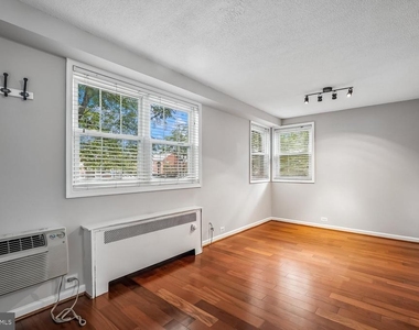 4304 Pershing Drive N - Photo Thumbnail 4
