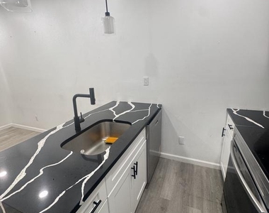 2328 Nicholas Street - Photo Thumbnail 3