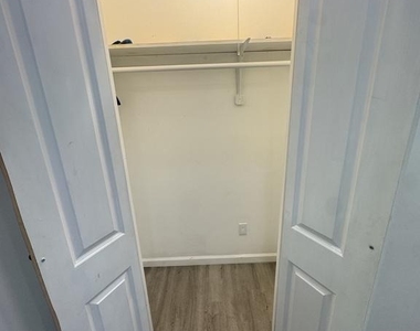 2328 Nicholas Street - Photo Thumbnail 7
