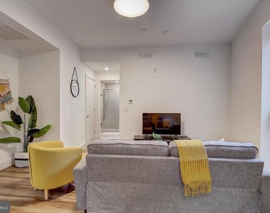 3029 W Glenwood Avenue - Photo Thumbnail 12