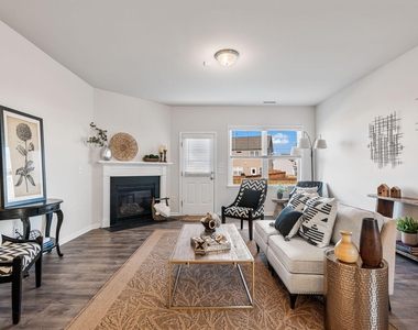 1008 Sandtrap Way - Photo Thumbnail 8