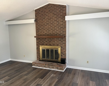 200 Lake Pine Drive - Photo Thumbnail 2