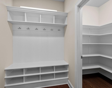 271 Begen Street - Photo Thumbnail 8