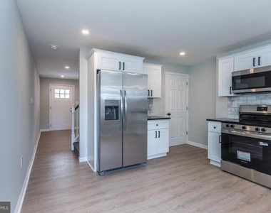 647 Spruce Street - Photo Thumbnail 8