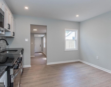 647 Spruce Street - Photo Thumbnail 9