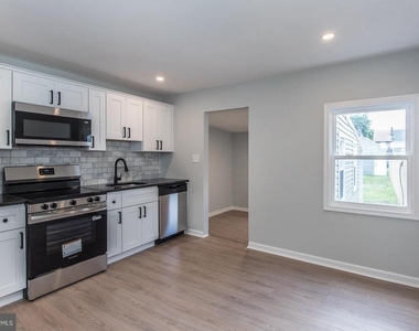 647 Spruce Street - Photo Thumbnail 6