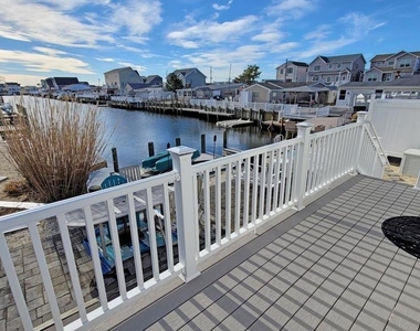 115 Charles Boulevard - Photo Thumbnail 16