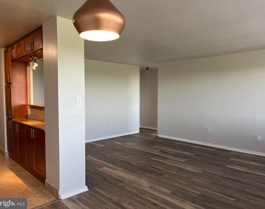 1108 Barclay Towers Pike E - Photo Thumbnail 4