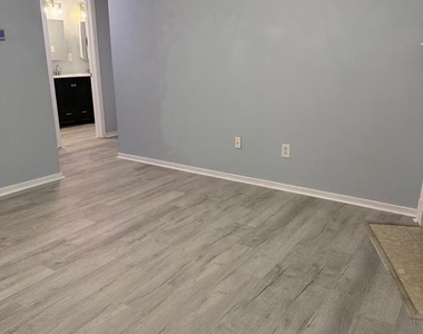 313 Gregorys Way - Photo Thumbnail 11