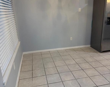 313 Gregorys Way - Photo Thumbnail 3