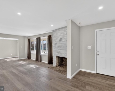 1102 Evergreen Boulevard - Photo Thumbnail 3