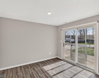 1102 Evergreen Boulevard - Photo Thumbnail 5