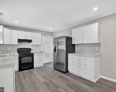 1102 Evergreen Boulevard - Photo Thumbnail 9