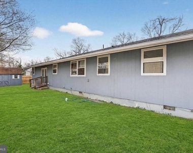 1102 Evergreen Boulevard - Photo Thumbnail 2