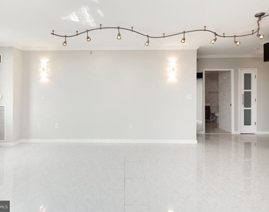 7111 Woodmont Avenue - Photo Thumbnail 7
