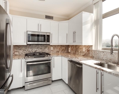 7111 Woodmont Avenue - Photo Thumbnail 12