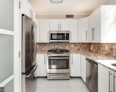 7111 Woodmont Avenue - Photo Thumbnail 10