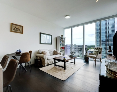301 West Ave - Photo Thumbnail 3