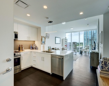 301 West Ave - Photo Thumbnail 2