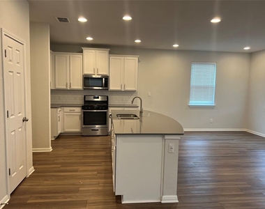 3201 College Park Dr - Photo Thumbnail 6