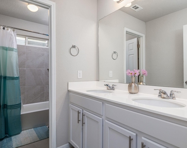 453 Arrowhead Vine St - Photo Thumbnail 17