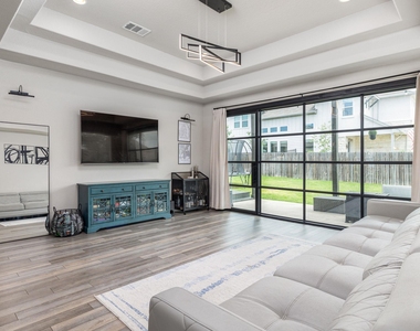 453 Arrowhead Vine St - Photo Thumbnail 9