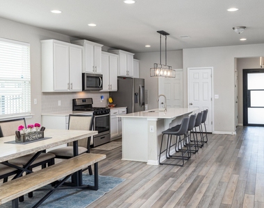 453 Arrowhead Vine St - Photo Thumbnail 3