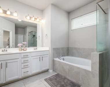 453 Arrowhead Vine St - Photo Thumbnail 11