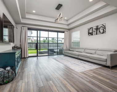453 Arrowhead Vine St - Photo Thumbnail 8