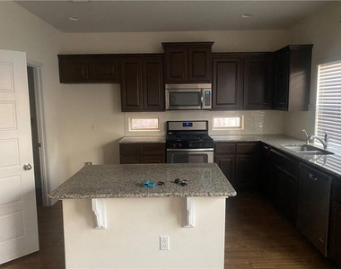 9504 Hunter Ln - Photo Thumbnail 2