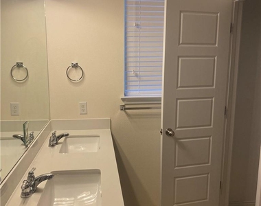 9504 Hunter Ln - Photo Thumbnail 3