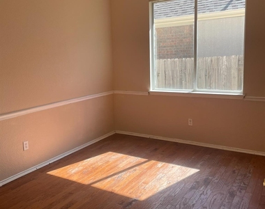 2304 Kristen Ln - Photo Thumbnail 16
