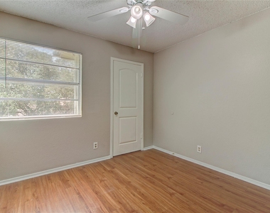 400 Hedgewood Dr - Photo Thumbnail 16