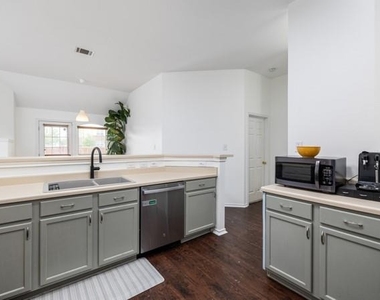 536 W Metcalfe St - Photo Thumbnail 13