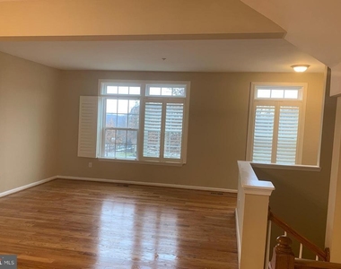 9325 Paragon Way - Photo Thumbnail 17