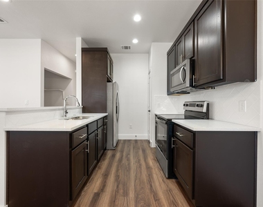 15407 Armstrong Ave - Photo Thumbnail 9
