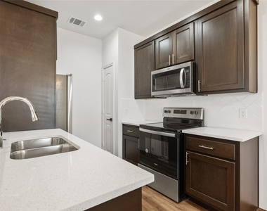 15407 Armstrong Ave - Photo Thumbnail 12