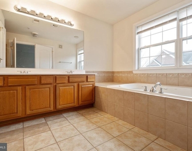 3546 Carriage Walk Lane - Photo Thumbnail 21