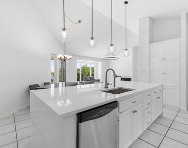 409 Beardsley Ln - Photo Thumbnail 4