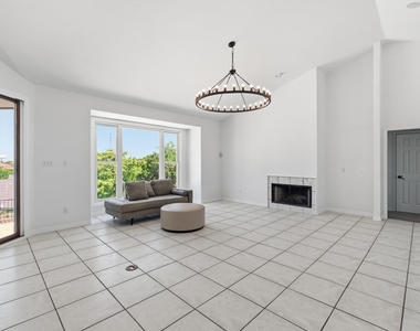409 Beardsley Ln - Photo Thumbnail 9