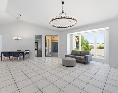 409 Beardsley Ln - Photo Thumbnail 7
