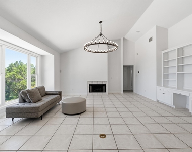 409 Beardsley Ln - Photo Thumbnail 8
