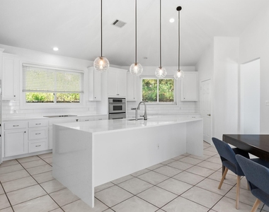 409 Beardsley Ln - Photo Thumbnail 3