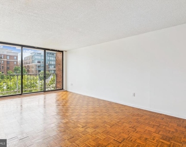 2555 Pennsylvania Avenue Nw - Photo Thumbnail 16