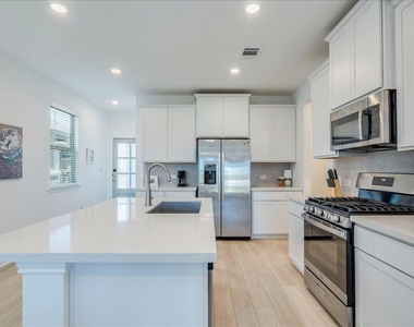 802 Papaya Dr - Photo Thumbnail 4