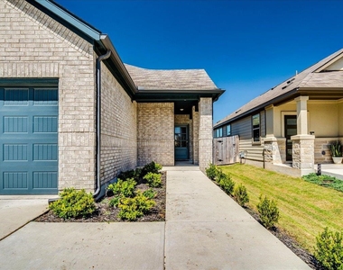 802 Papaya Dr - Photo Thumbnail 3