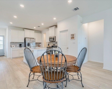 802 Papaya Dr - Photo Thumbnail 7
