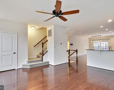 3650 Wright Terrace Ne - Photo Thumbnail 6