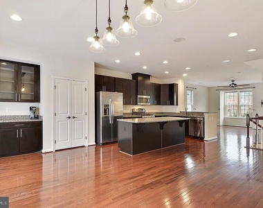 3650 Wright Terrace Ne - Photo Thumbnail 2