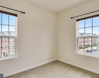 3650 Wright Terrace Ne - Photo Thumbnail 15